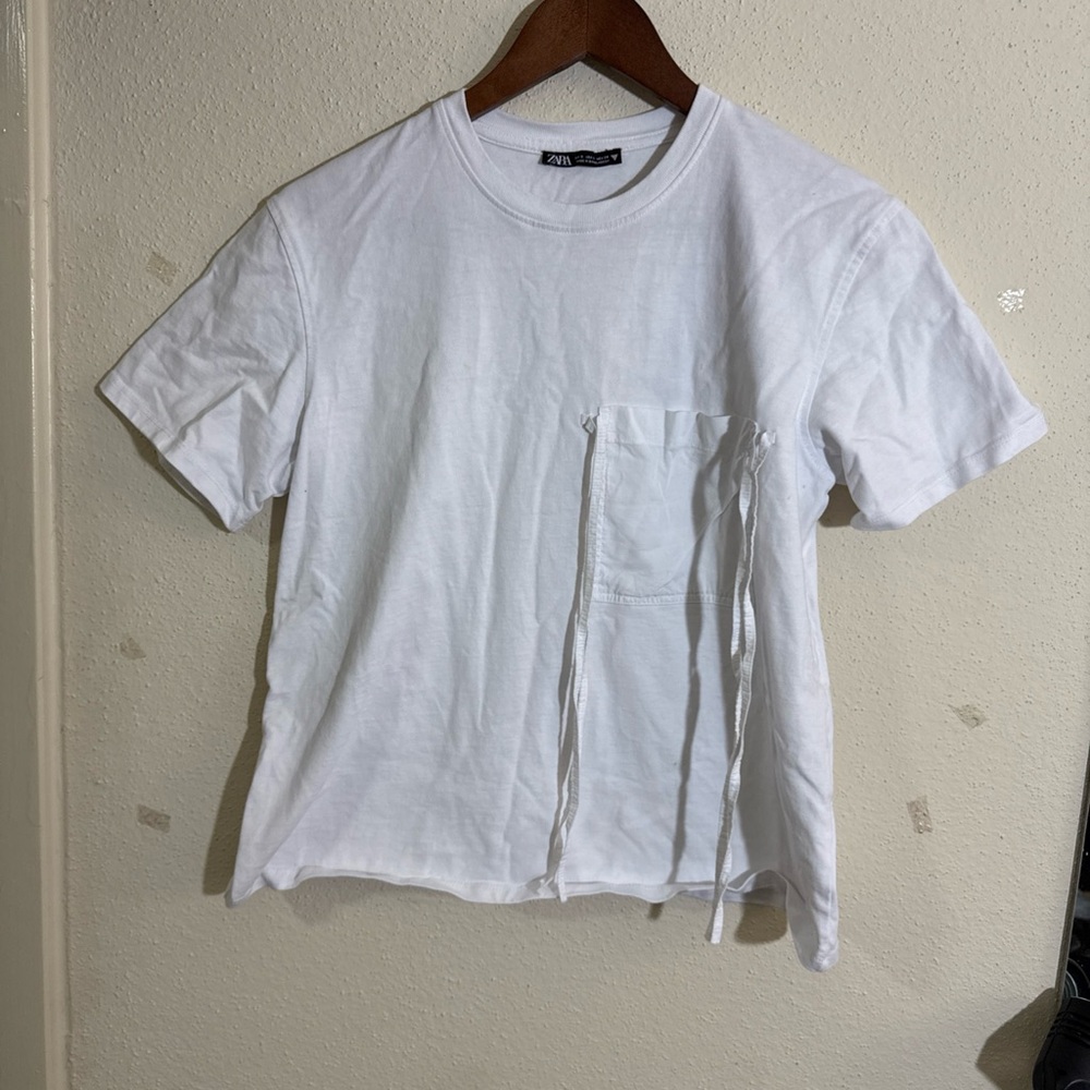 white Zara T-shirt with a pocket and side drawstrings. Size S casual. Basic Tee